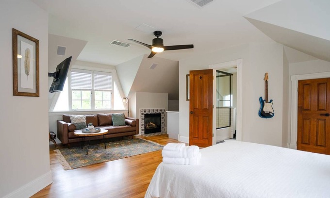 Five Points Apartamento | Captivating Cowgirl | Beer + Wine | Sleeps 4