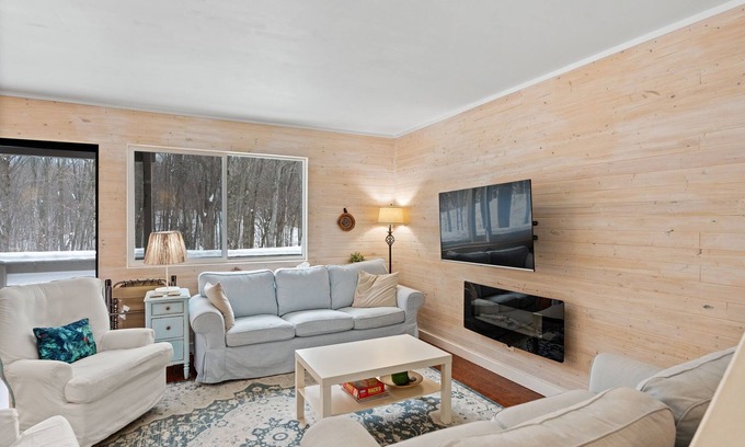 Harbor Springs Condominio | Captivating Hideaway Valley Condo #9