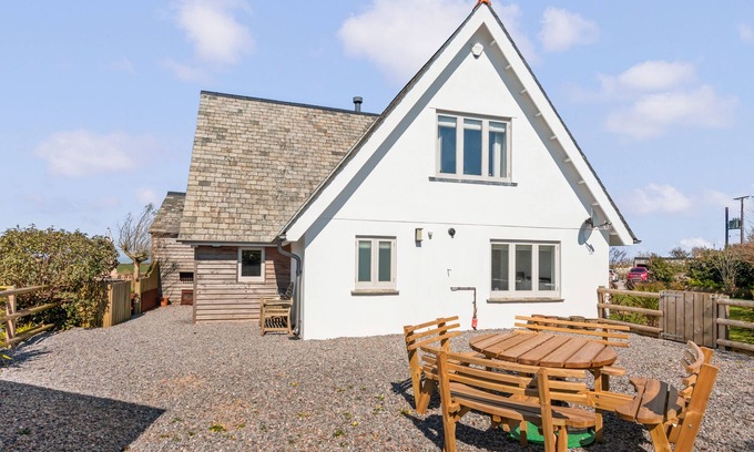 Dartmouth Cabaña | CAPTON SNUG, pet friendly, country holiday cottage in Dartmouth