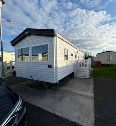 Kinmel Bay Otro | Caravan - 3 Bedrooms, Sleeps 8