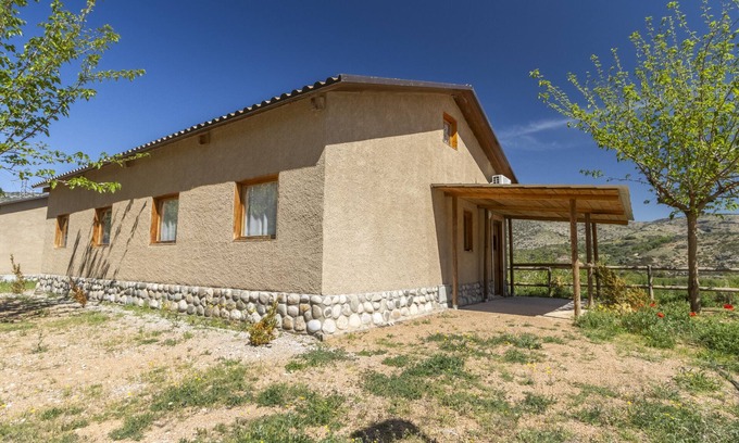 Alos de Balaguer Alquiler De RV | Caravana 'Bungalow 1' con vistas a la montaña, Wi-Fi y aire acondicionado