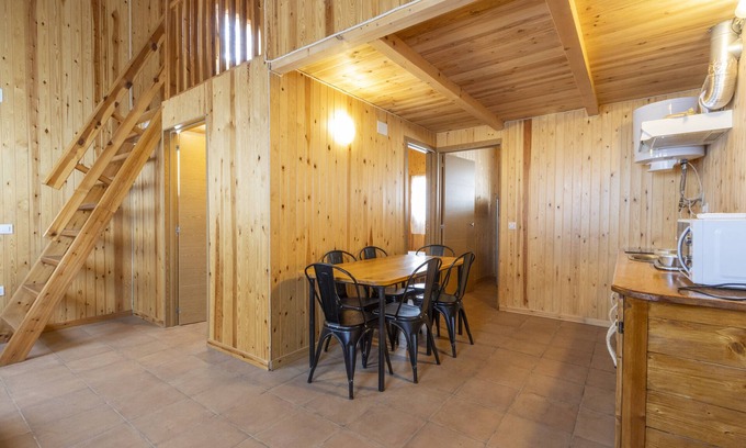 Alos de Balaguer Alquiler De RV | Caravana 'Bungalow 2' con vistas a la montaña, Wi-Fi y aire acondicionado