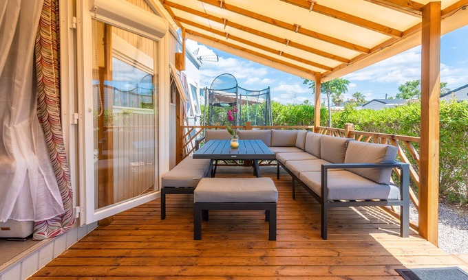 Frejus Alquiler De RV | Caravana 'Le Mediterranéen' con vistas a la montaña, piscina compartida y aire acondicionado