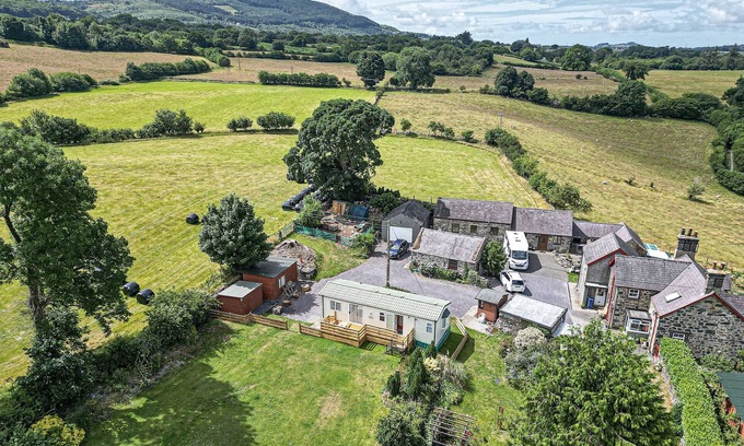 Bangor Cabaña | Caravan @ Ysgubor - sleeps 6 guests in 2 bedrooms