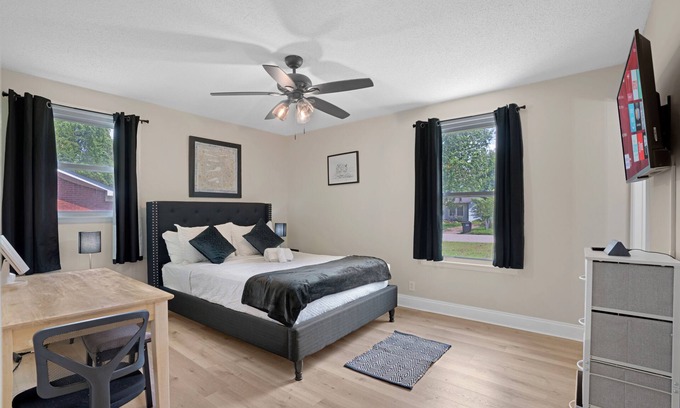 Clarksville Casa | Carbon Ridge 300mbps WiFi - Dog Friendly