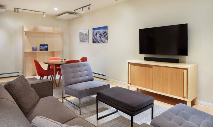 Carbondale Apartamento | Elegante y moderno Downtown Oasis - ¡Ubicación perfecta!