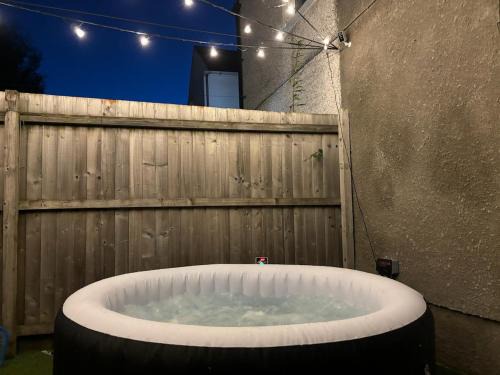 Roath Apartamento | Cardiff Hideaway with Private Garden & Hot Tub