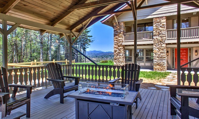 Penrose Casa | Cardinal's Roost 7 bedroom retreat with a hot tub and fire pit