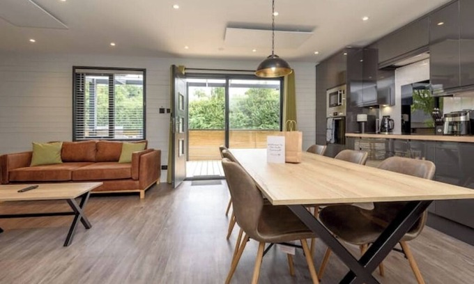 Looe Cabina | Cardinham Lodge 3 bedroom - max 6 occ - VP4