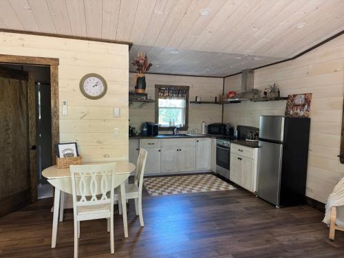 Mechanic Settlement Cabina | Cardwell cabins