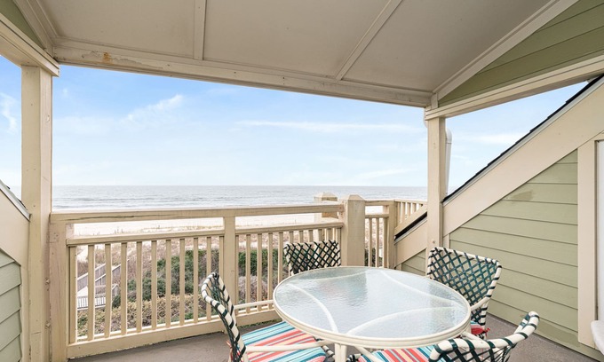 Caswell Beach Condominio | Despreocupado: 2 dormitorios / 1 baño condominio frente al mar con balcón privado y piscina comunitaria de temporada