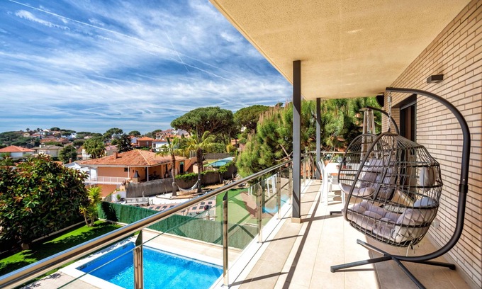Premia de Dalt Casa | ATTEKA - Elegante casa con piscina privada cerca de Barcelona