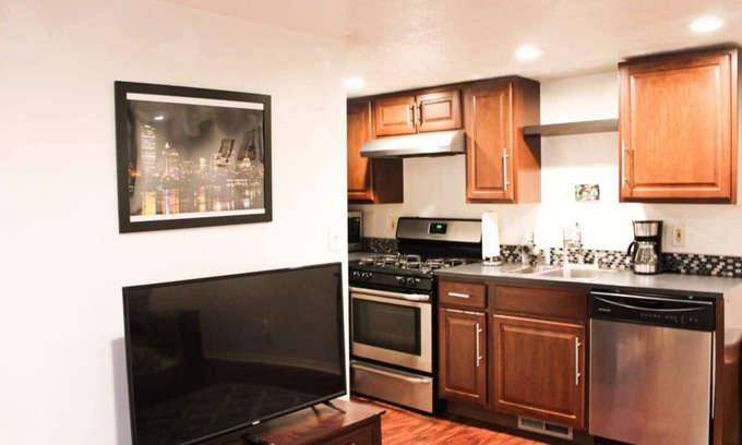 South Side Flats Apartamento | Carey Way Quarters - Explorer's Dream Pad
