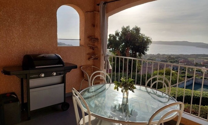 Cargese Apartamento | Cargèse sea view apartment in private residence with trees