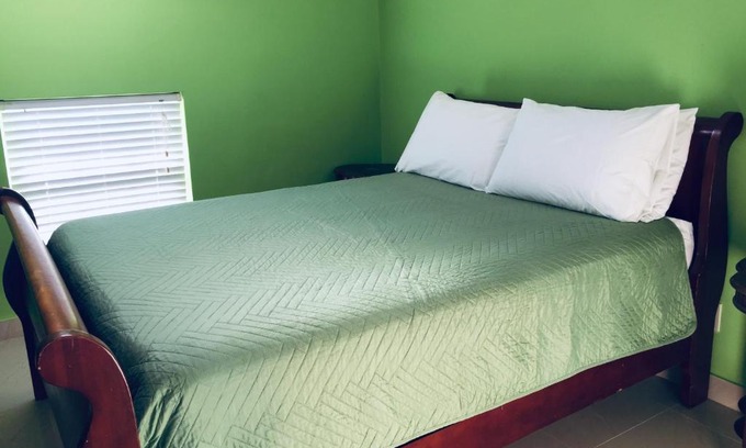 Leeward Settlement Apartamento | Carib Club Second Floor C