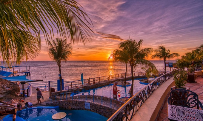 Antoneys Cay Hotel | Caribe Tesoro