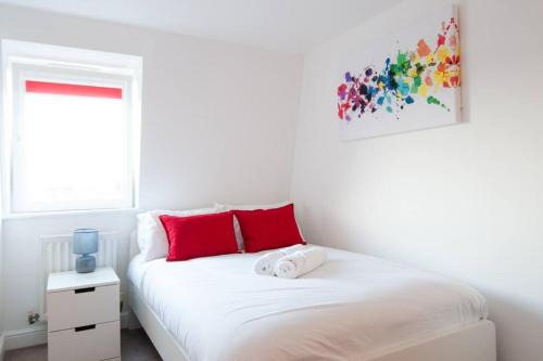 Burton on Trent Apartamento | Caribou Suite-Bright & Spacious 2-Bed, Gated Parking, Close to City & Hospital
