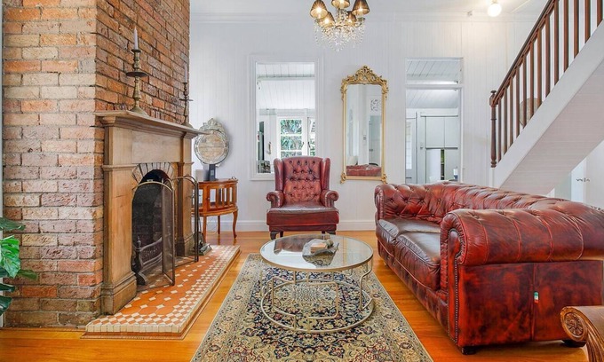 Woolloongabba Casa | Carininya Indoor outdoor Charm in Buzzing Locale
