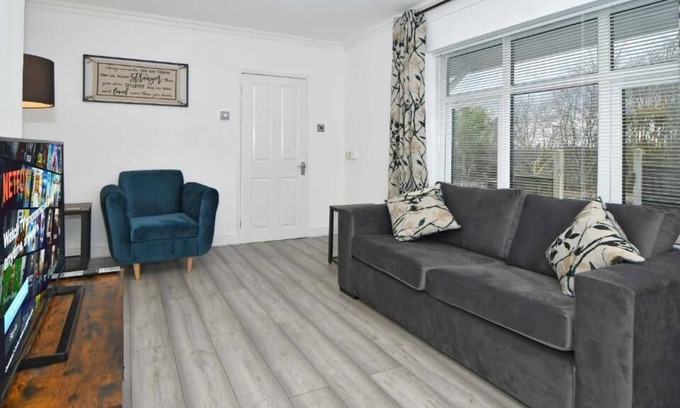 Stoke-on-Trent Casa | Carling House, lovely 3 bedroom home near local attractions in Stoke