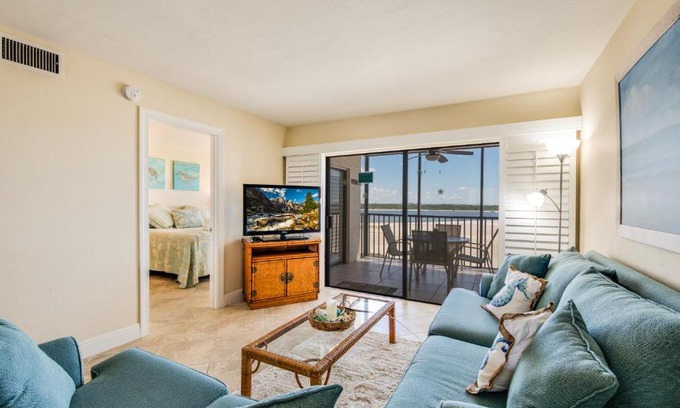 South Island Apartamento | Carlos Pointe 422, Heated Pool, 2 Bedrooms, Gulf Front, Elevator, Sleeps 6