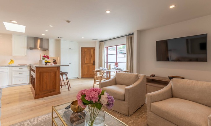 Golden Rectangle Apartamento | Carmel-By-The-Sea~~ Corner of Mission & 7th. ~~ 2 Bedroom Luxury Apartment