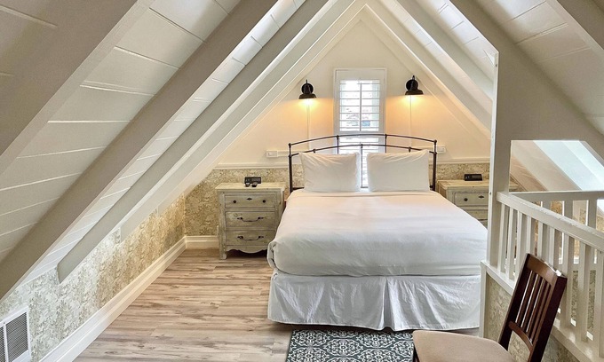 Golden Rectangle Casa | Carmel Green Lantern Inn