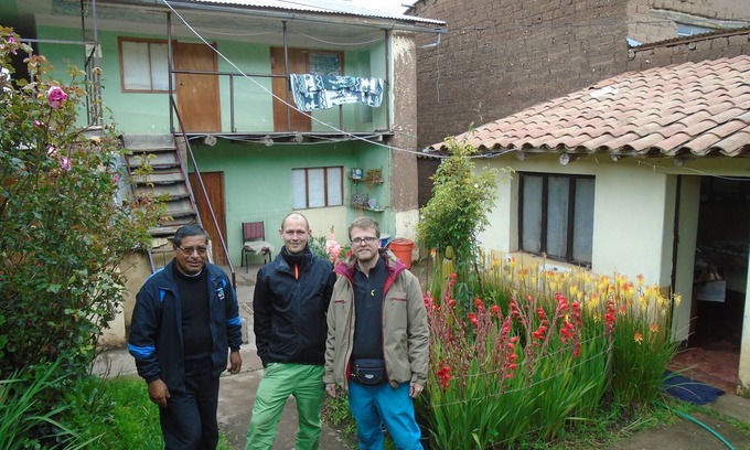 Yanaoca Casa | Casa Familiar Carmelitas-Yanaoca, Canas Cusco Perú Dos habitaciones tres camas.
