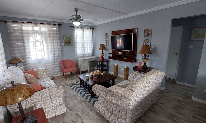 Bridgetown Apartamento | Mi espacio es adecuado para solteros, parejas, familias o viajeros de negocios. Televisor de pantalla plana de 55 pulgadas, Wifi, acceso I PTV a sus canales favoritos de británicos estadounidenses y canadienses.