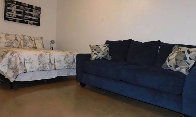 Marfa Apartamento | Carmen's Marfa Hotel/Elia's 2 Queen Beds En-Suite