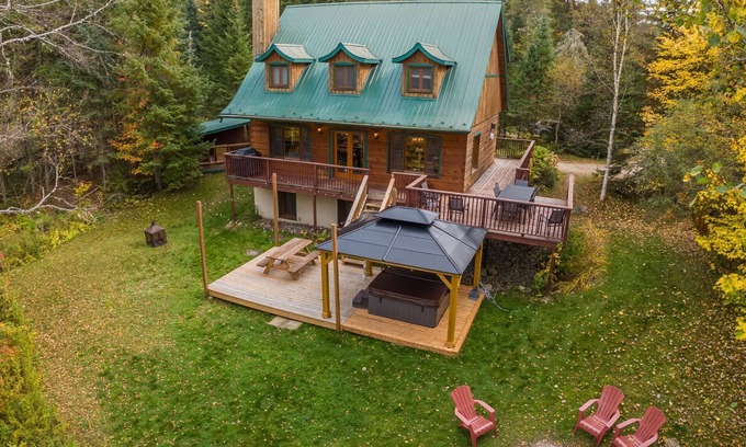 Lac-Superieur Chalet De Esquí | Carmen: waterfront chalet w/ spa & sauna