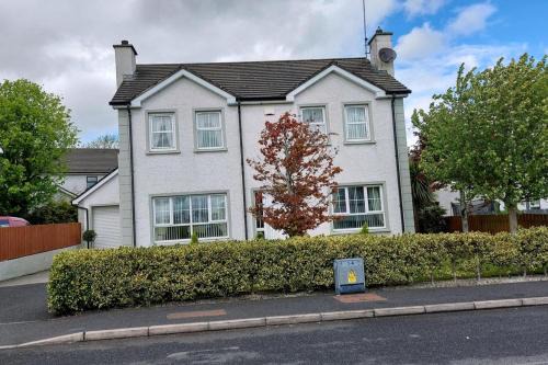 Carndonagh Casa | Carndonagh - 3-Bedrooms - Sleeps 6 7 - Garden