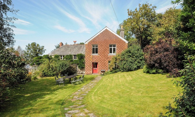 Launceston Cabaña | CARNEADON FARMHOUSE, pet friendly, with open fire in Launceston