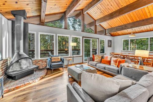 Carnelian Bay Casa | Carnelian Bay Retreat with Deck & Bonus Room