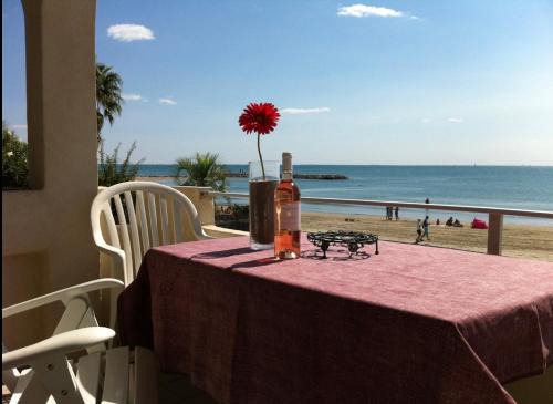 Carnon-Plage Apartamento | CARNON PLAGE évasion en bord de mer les pieds dans le sable Logement T4 pour 6 pers Terrasse vue mer Parking privé gratuit Accueil personnalisé