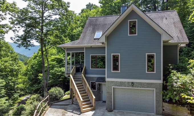 Laurel Ridge Casa | Carolina Blue | Pet Friendly, Deck, Treetop Views