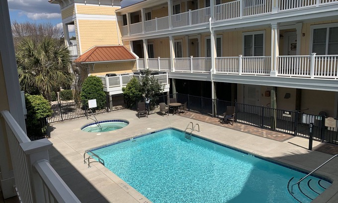 Yaupon Beach Condominio | ~Carolina Tides~ Ocean View, Pier, Pool, Steps to the Beach and Restaurants!