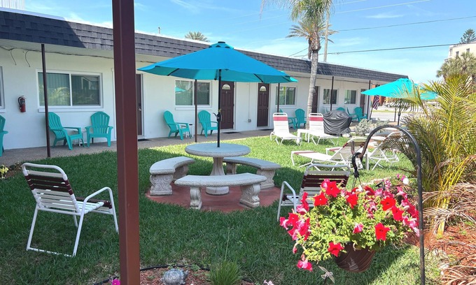 Sunset Reef Apartamento | Carousel Suites #1- Coastal Studio steps to the Beach!