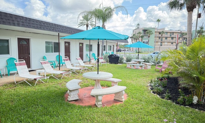 Sunset Reef Apartamento | 🌞Carousel Suites #6 - Updated Studio steps to the beach- Perfect for a Relaxing Getaway!