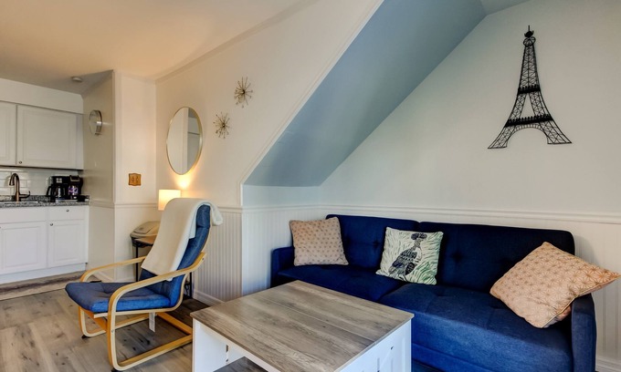 Sunset Reef Apartamento | 🦩Carousel Suites #7- Updated 1 Bedroom steps to the beach! - Perfect for a Relaxing Getaway!