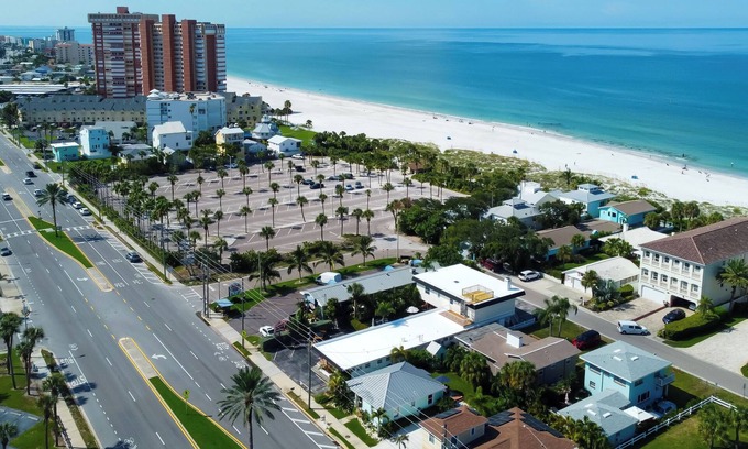 Sunset Reef Apartamento | ⛵Carousel Suites #8- Renovated Studio steps to the beach - The Perfect Getaway!