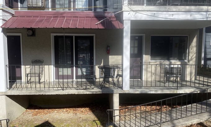 Gatlinburg Cabaña | Carr's Cottages Suites 12 & 14