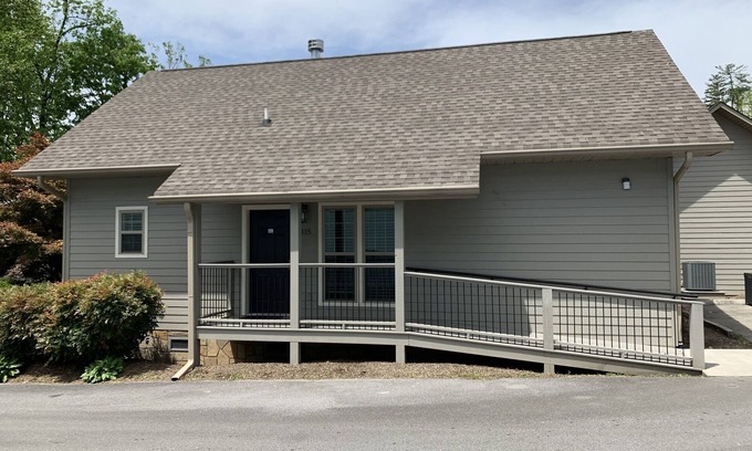 Gatlinburg Cabaña | Carr's Northside Cottages - 3 Beds #415