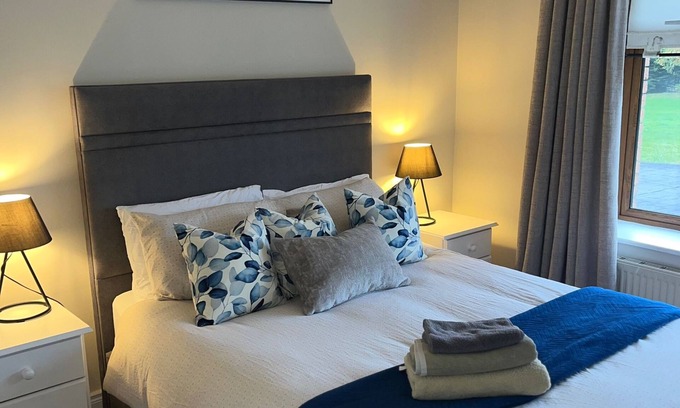 County Cavan Apartamento | Carraig House, Cozy countryside apartment