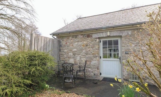 Pentrefelin Cabaña | CARREG CENNEN COTTAGE, pet friendly, with a garden in Llandeilo