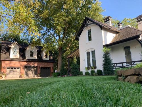 Downtown Apartamento | Carriage House on Historic Bentonville Square