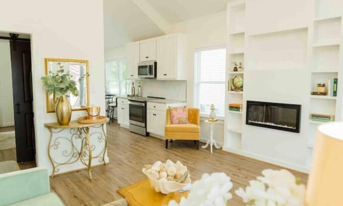 Lincoln Cabaña | Carriage House: Stylish Lakefront 1BR Cottage