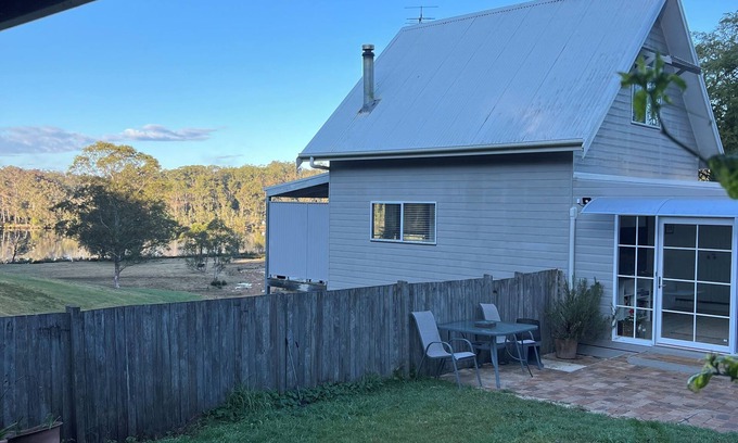 Nelligen Cabaña | Carrie's Cottage is a pet friendly, Cottage get away, on the Clyde river!
