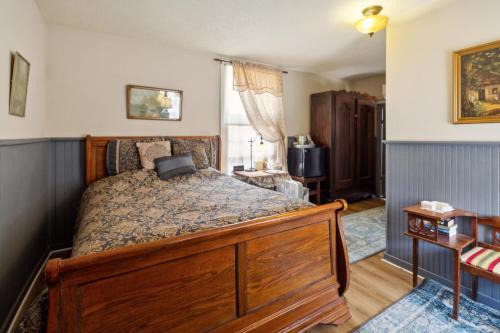 Glasgow Casa | Carroll Cottage at Main Street Bed & Breakfast