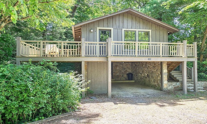 Lake Junaluska Cabaña | NUEVO ALQUILER! Carruth Cottage studio duerme 4. Camina hasta el centro de conferencias del lago Junaluska, lago, jardín de rosas