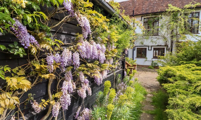 Howlett End Cabaña | CART WHEEL COTTAGE, pet friendly, with open fire in Finchingfield
